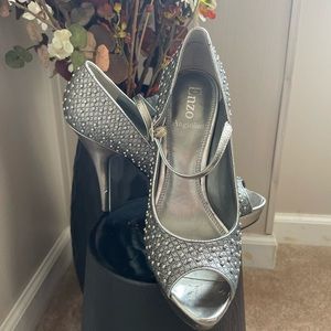 This pair of shoes have been very lightly worn. They are a size 7.